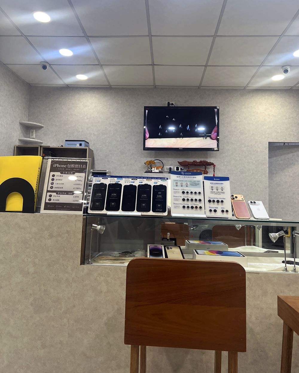 詮能維修店內櫃檯與展示櫃