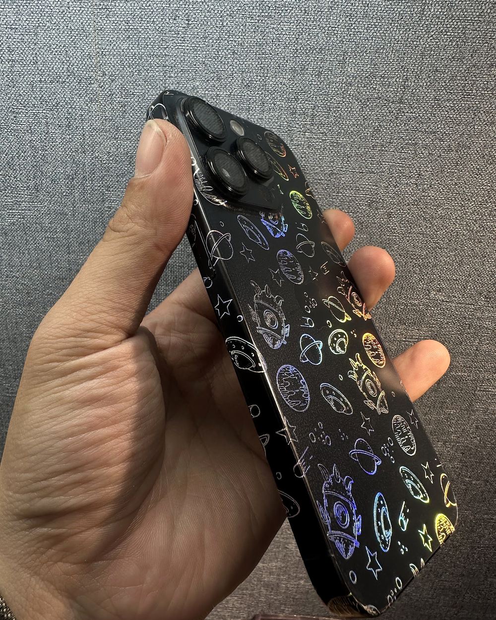 店裡包好的雷射圖案全機包膜手機