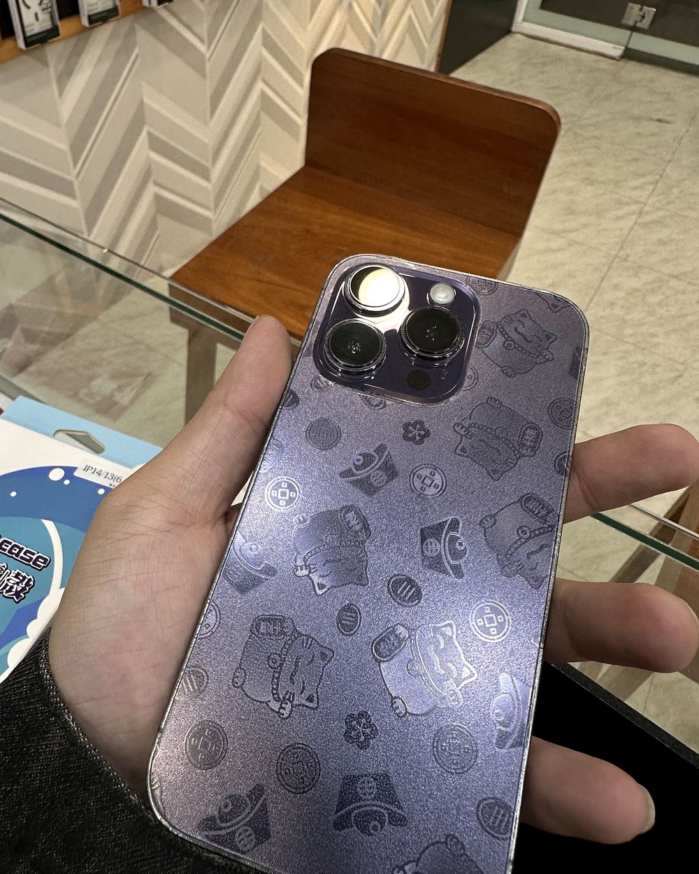 店裡包好的淺紫色圖案全機包膜手機