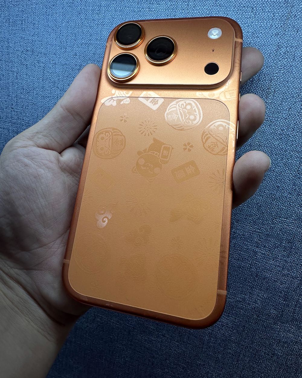 店裡包好的橘色圖案全機包膜手機